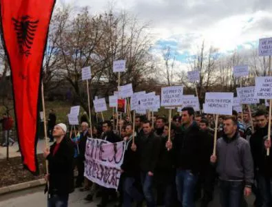 Албанците от Южна Сърбия на протест заради премахнатия паметник