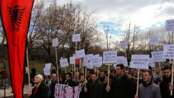 Албанците от Южна Сърбия на протест заради премахнатия паметник