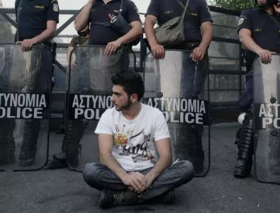 Полицията нахлу в атинското метро и разгони стачкуващите