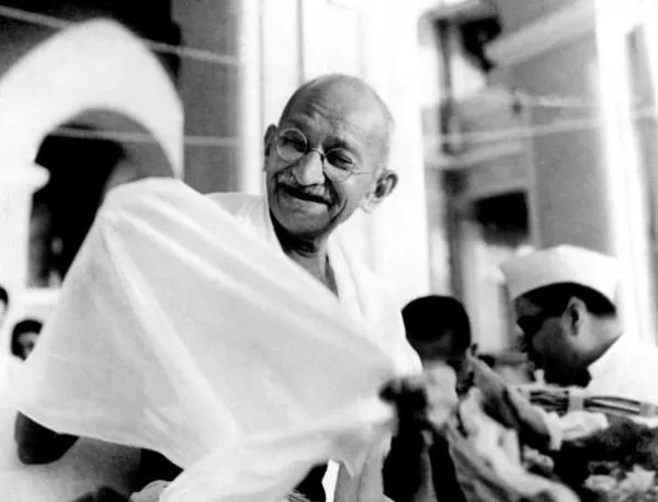 Махатма Ганди е убит в Делхи от религиозен фанатик