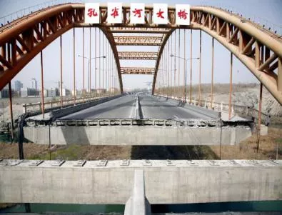 Камион с фойерверки срина 80 метра магистрала в Китай