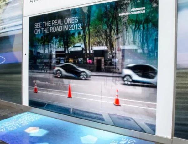 Цифров прозорец превръща автомобилите в Ню Йорк в BMW i3 или BMW i8