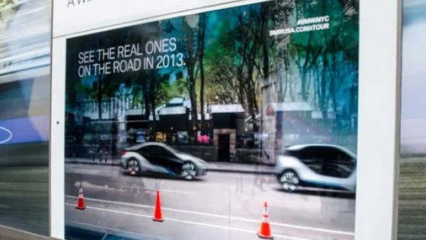 Цифров прозорец превръща автомобилите в Ню Йорк в BMW i3 или BMW i8