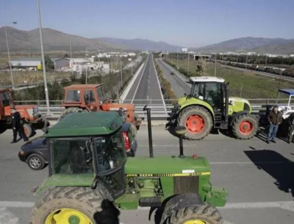 Гръцките фермери пак плашат да блокират границата ни