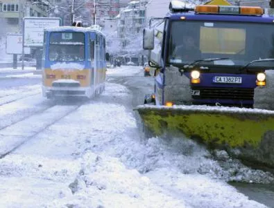 Над 180 снегопочистващи машини работят на територията на София