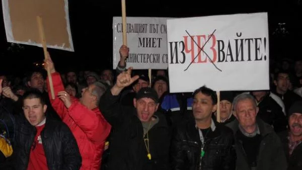 Инкасаторите в отпуска, затова са по-високи сметките за ток, твърди Добрев