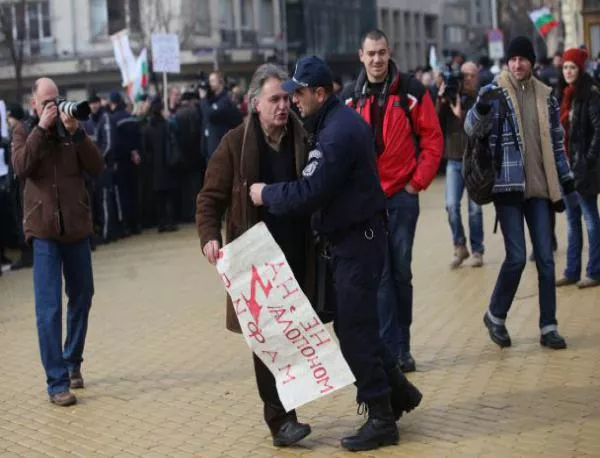 "Национализация на ЕРП-тата", ревнаха протестиращите. "Не", каза Дянков