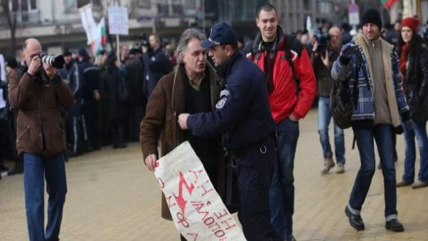 "Национализация на ЕРП-тата", ревнаха протестиращите. "Не", каза Дянков