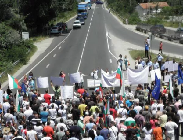 Протестиращи срещу ЧЕЗ блокират пътя за Гърция 
