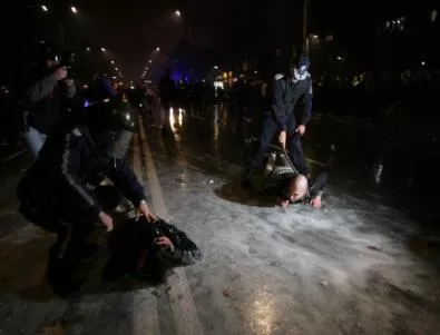 Побой на Орлов мост, демонстранти и полиция се сбиха зверски (18+)
