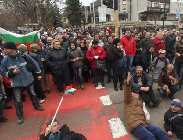 Във Варна се скараха кой да води протестите