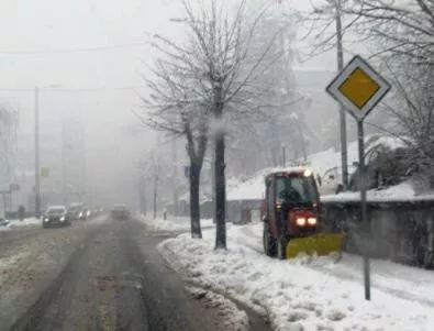 Пътната обстановка в Смолянско е усложнена заради обилен снеговалеж
