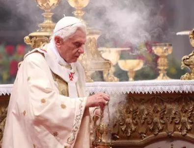 Папата се оттегли заради гей лоби във Ватикана?