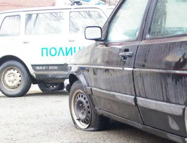 Нарязаха гумите на 8 коли в Казанлък 