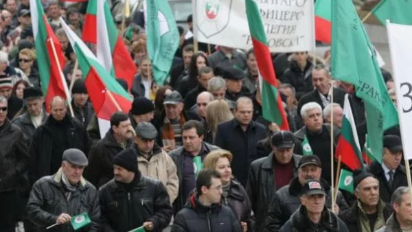 Военните излязоха на патриотично шествие