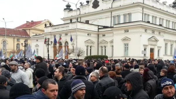 30 души са били задържани вчера след протестите