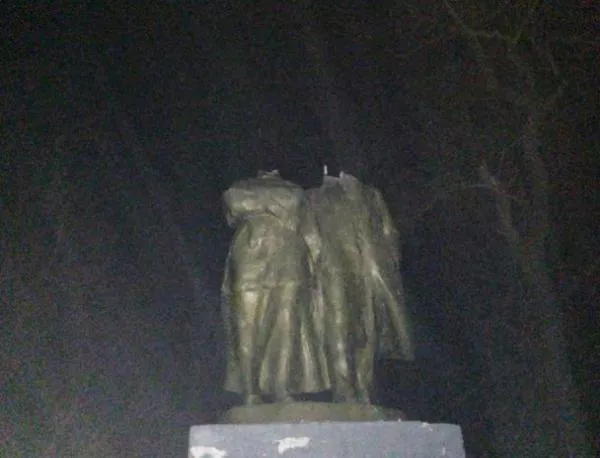 В Украйна обезглавиха паметник на Ленин и съпругата му