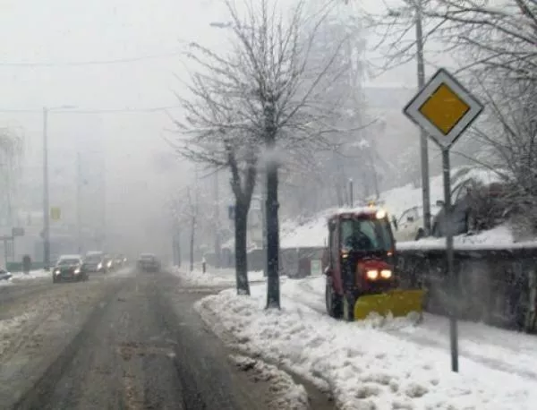 Силен снеговалеж затвори пътя Варна - Добрич
