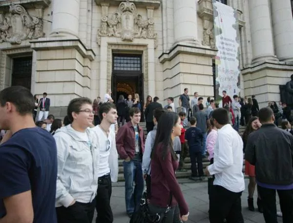 Студенти излизат на протест срещу вдигането на таксите в СУ