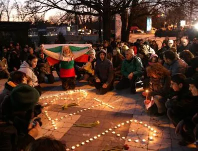 България се смълча в памет на самозапалилия се Пламен