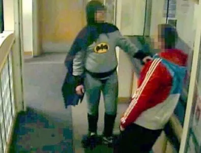 Британец в костюм на Батман залови крадец