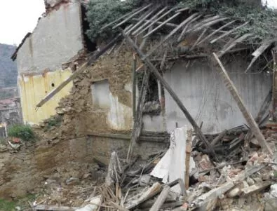 Къща се срути върху 50-годишен в Кресна, съседи го изровиха жив