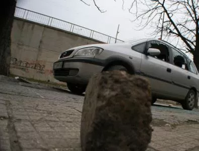 Вандали потрошиха кола с камъни в Казанлък