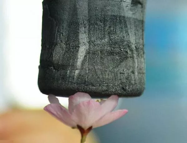 Въглероден аерогел - най-лекият материал в света