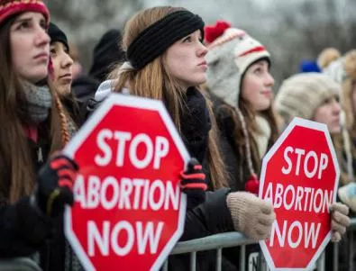 20 щата в САЩ биха забранили абортите 