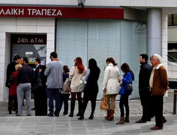 Банките в Кипър отвориха с опашки, въоръжена охрана и опожарени банкомати
