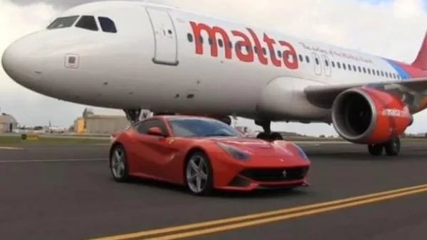 Ferrari F12 се надпреварва със самолет (Видео)