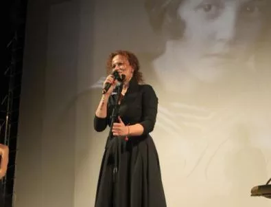 Белослава пее на древен език за сериала „Недадените”