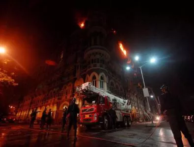 Сграда в Мумбай рухна и погреба стотици души
