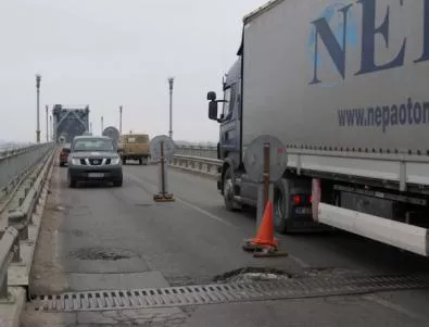 Дунав мост остава затворен поне месец