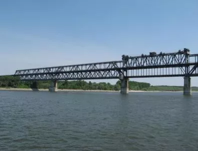 Дунав мост е затворен за товарни автомобили, опашката е 4 км