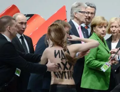 Пет от Фемен на съд заради голия протест срещу Путин 