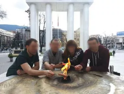 Македонци пекат кренвирши на Вечния огън в Скопие