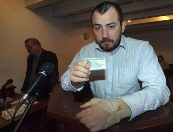 Варненецът, който засне спящи полицаи, заведе съдебен иск срещу Цветан Цветанов