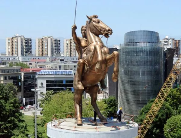 "Утрински весник": "Скопие 2014" направи скулпторите милионери