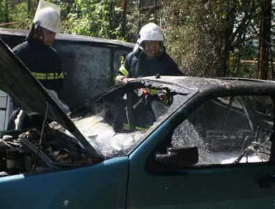 Две коли изгоряха в двора на КАТ-Казанлък