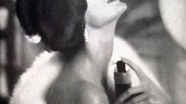 Коко Шанел представя легендарния си парфюм Chanel № 5