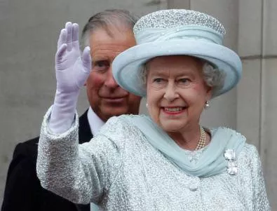 Елизабет II започва да предава пълномощията си на Чарлз 