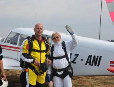78-годишна скочи от 3000 метра с парашут, посвети го на България