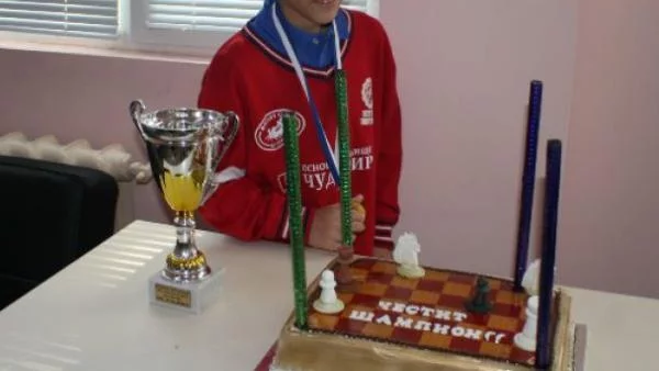 Топло посрещане на малкия световен шампион по шахмат