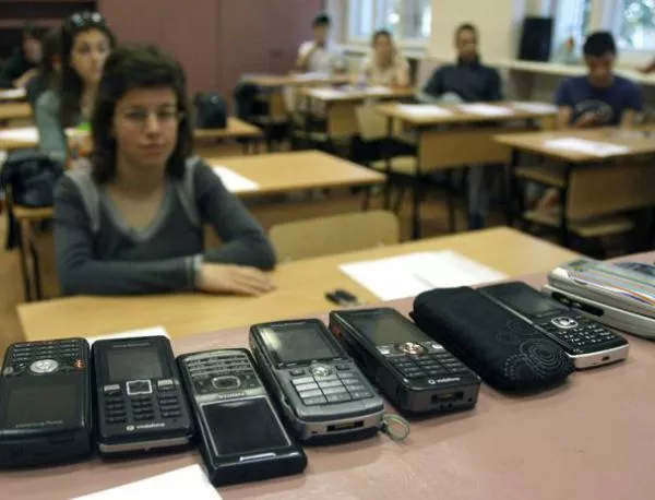 Ученичка преписа на матурите с телефон и слушалки