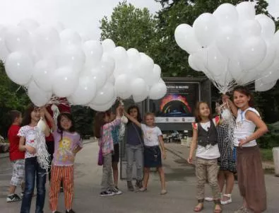 Двеста бели балона полетяха над София за 200 години от рождението на Вагнер