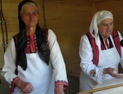 Фолклор, баклава, кадаиф и сръбска скара се омесиха в Банско