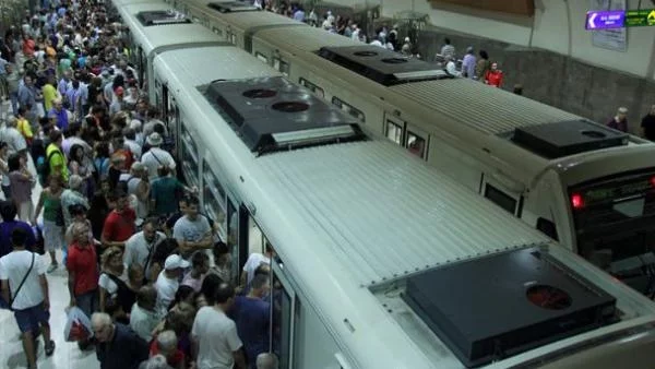 Мъж падна на релсите в метрото