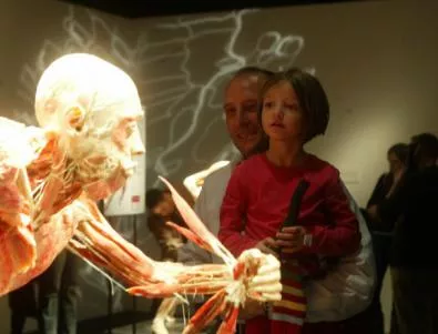 Деца разглеждат безплатно изложба за човешкото тяло