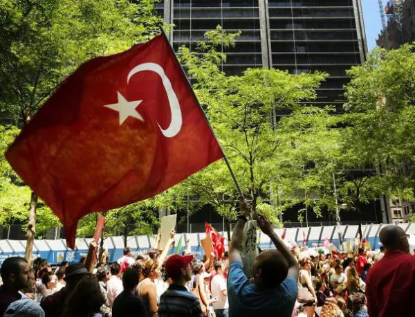 Турските демонстранти обещават да останат на улицата